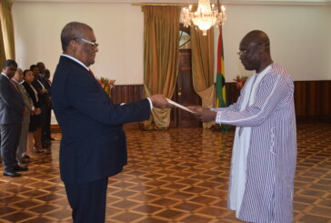 L’Ambassadeur Saïdou ZONGO présente ses Lettres de créance à Son Excellence Monsieur Evaristo DO ESPĺRITO SANTO CARVALHO, Président de la République Démocratique de São Tomé et Príncipe